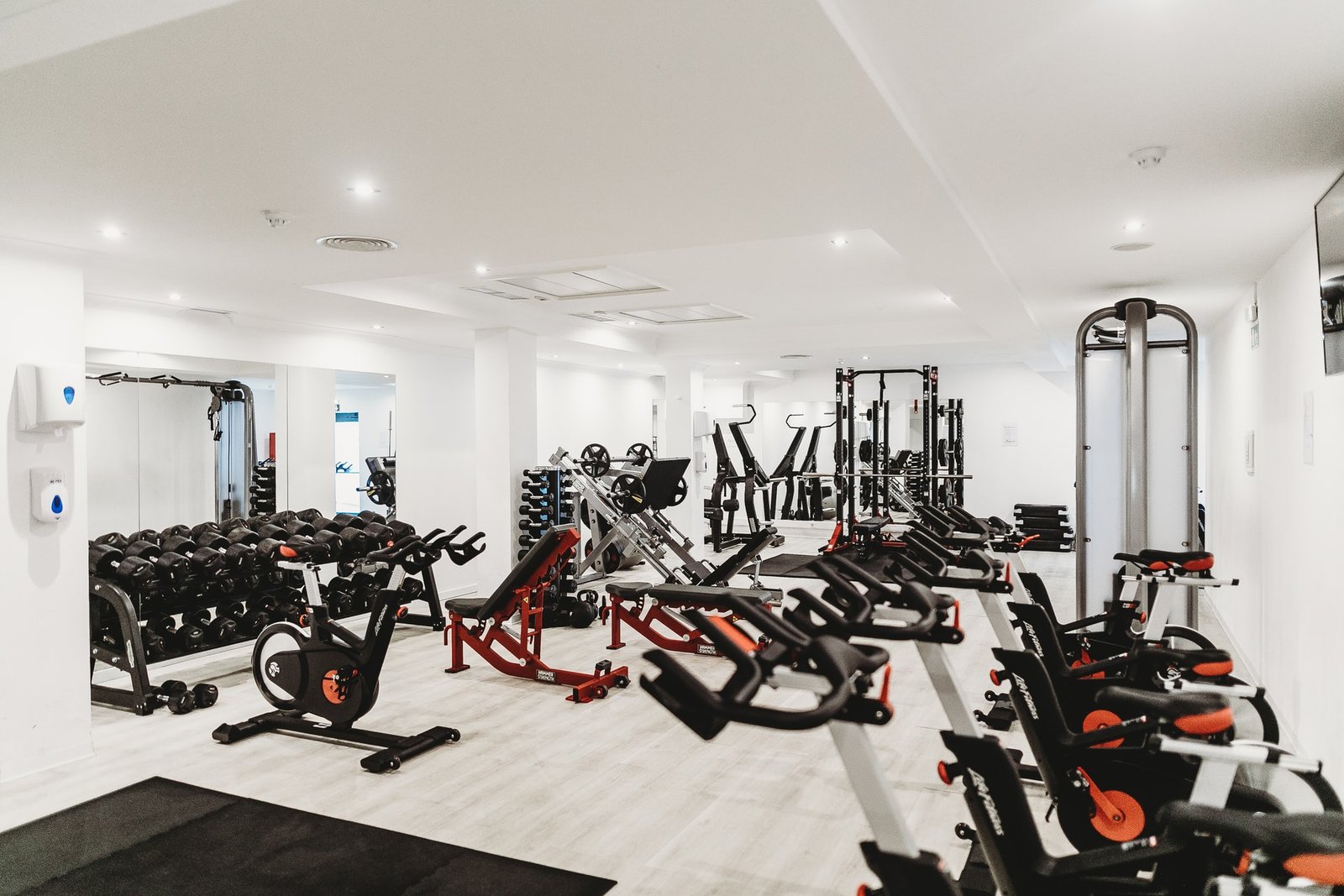Vélos et appareils cardio dans une salle lumineuse